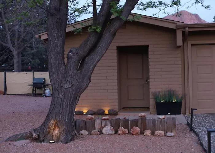 Chapel Of The Holy Cross Wellness Retreat, Red Rock Views, Trail Proximity, On Site Services, Quiet, Location Gasthof Sedona