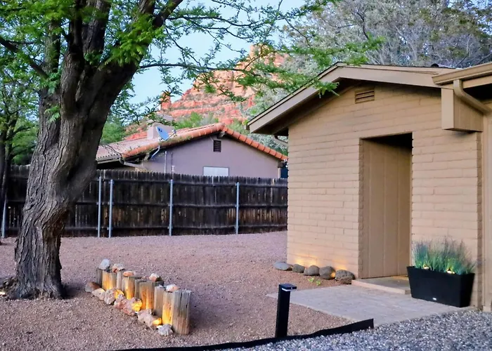 Chapel Of The Holy Cross Wellness Retreat, Red Rock Views, Trail Proximity, On Site Services, Quiet, Location Gasthof *